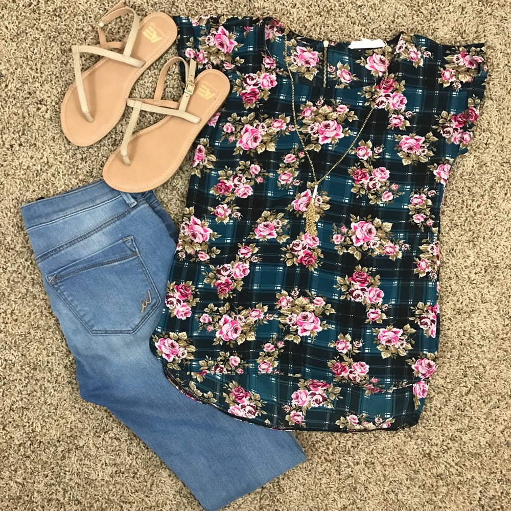Pink Republic Beautiful Floral Short Sleeve Top